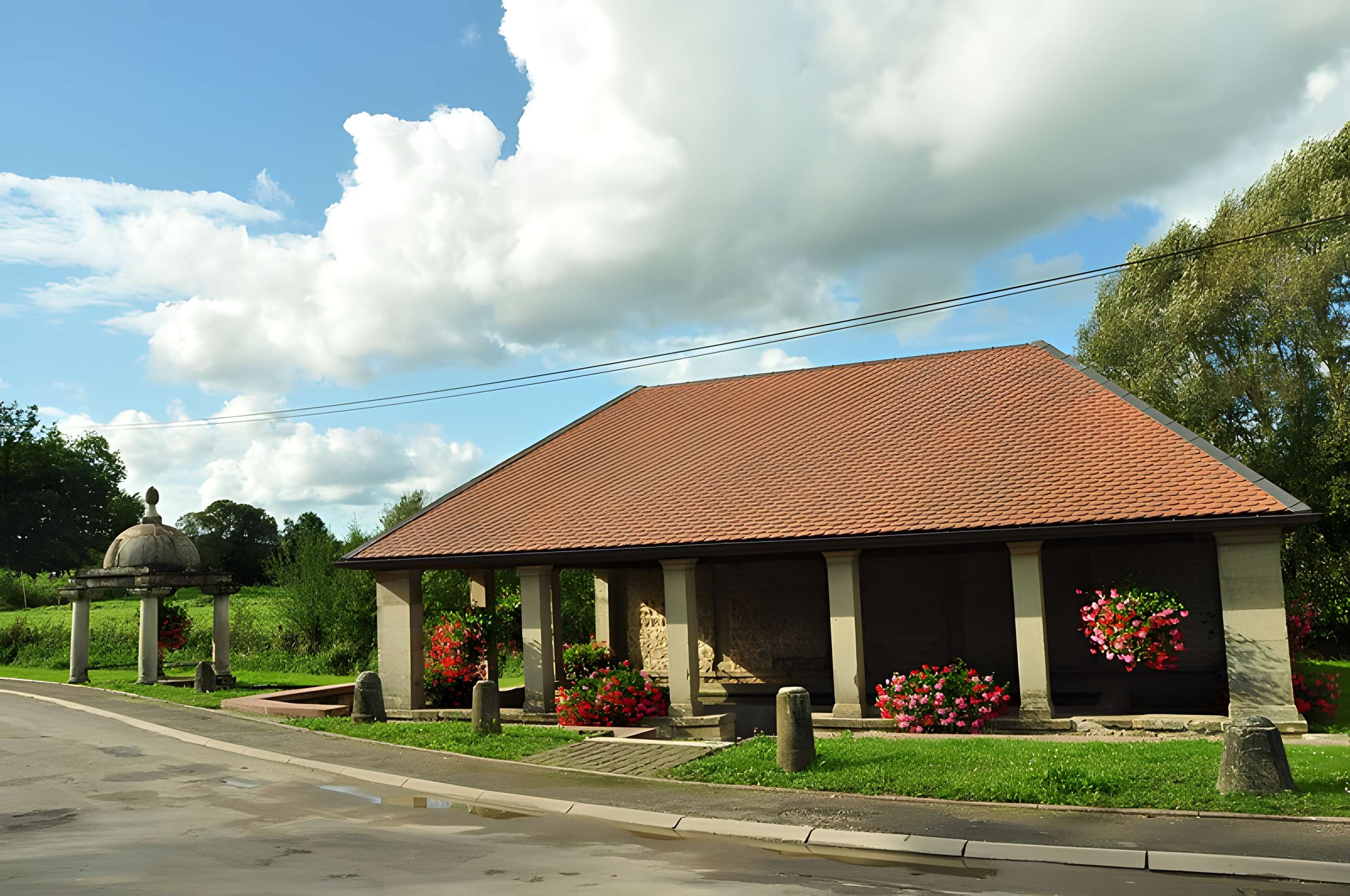 Grande fontaine-lavoir de Velotte
