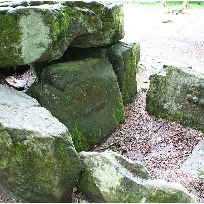 Photo de Dolmen, dit Maison des Feins, ou des Fées
