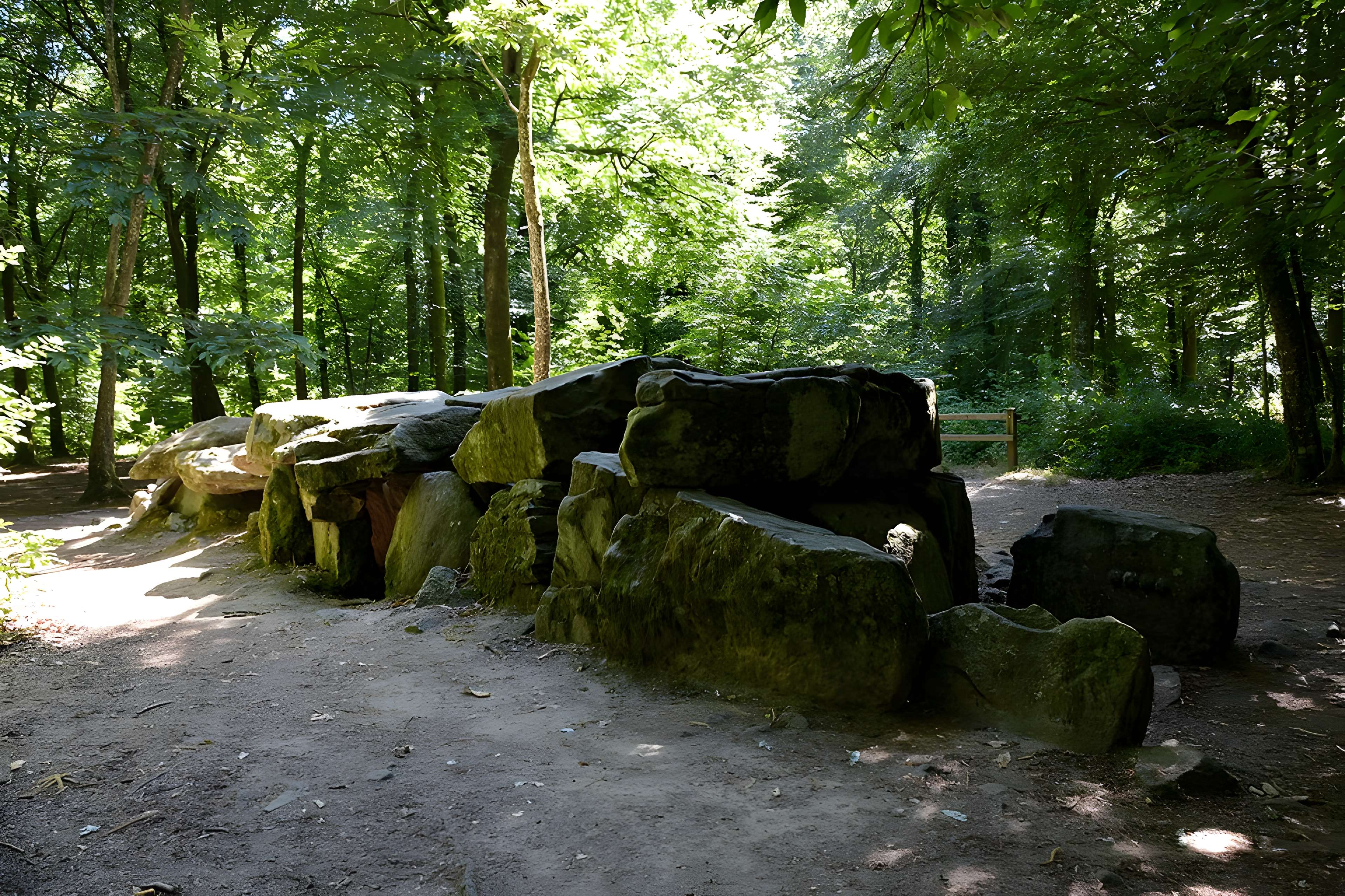 Dolmen, dit Maison des Feins, ou des Fées
