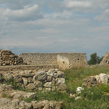 Ruines de lancienne grange cistercienne de Fontcalvy
