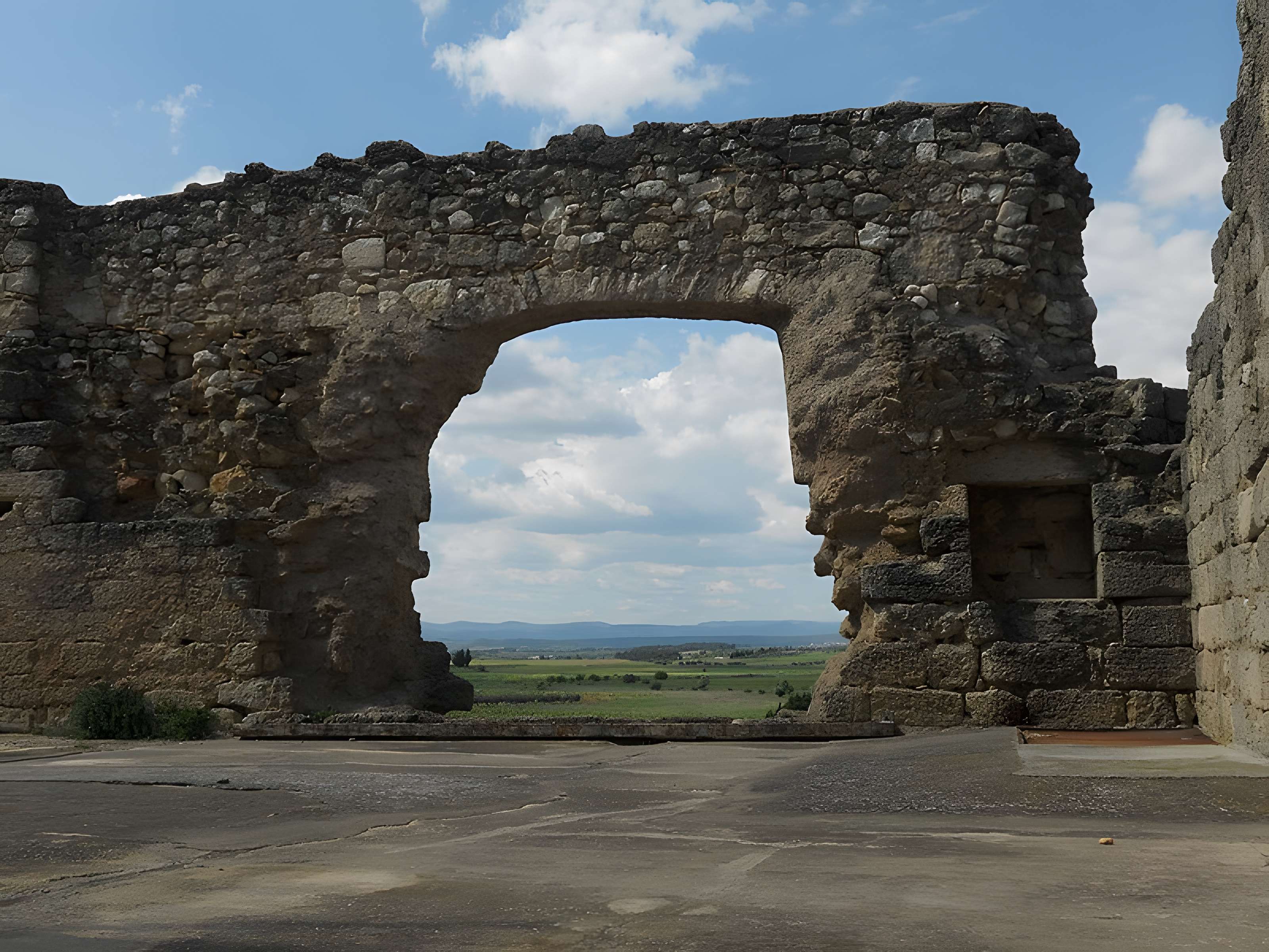 Ruines de l'ancienne grange cistercienne de Fontcalvy