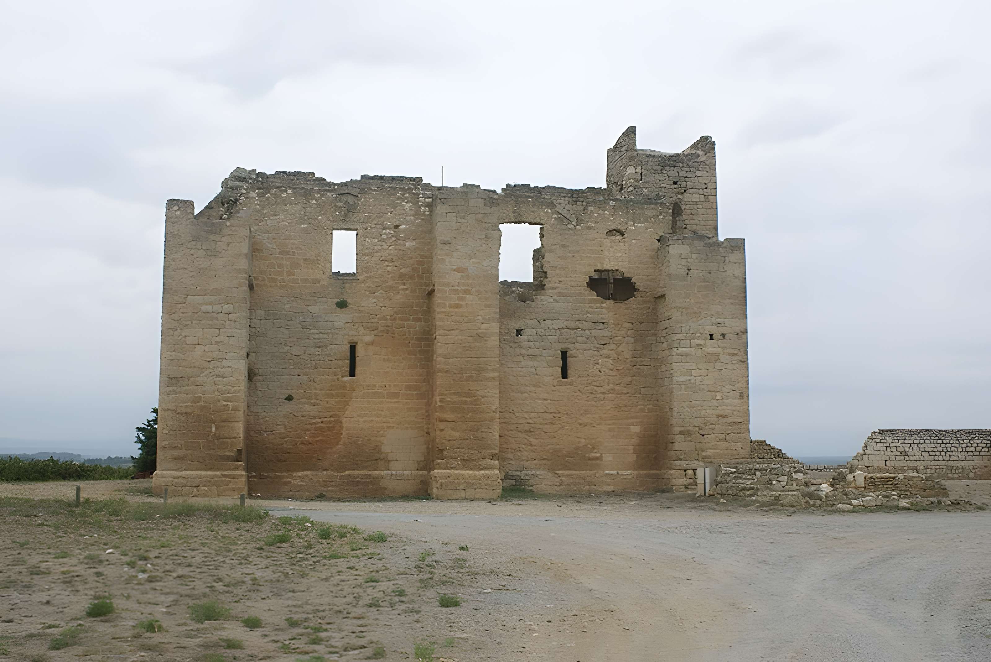 Ruines de l'ancienne grange cistercienne de Fontcalvy