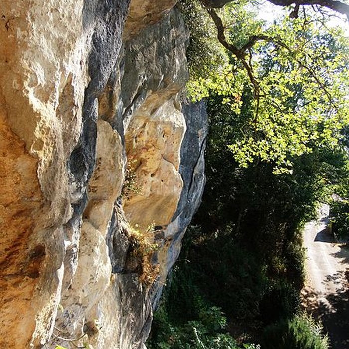 Photo de Grotte ornée de gravures prehistoriques, dite aussi Grotte du Sorcier