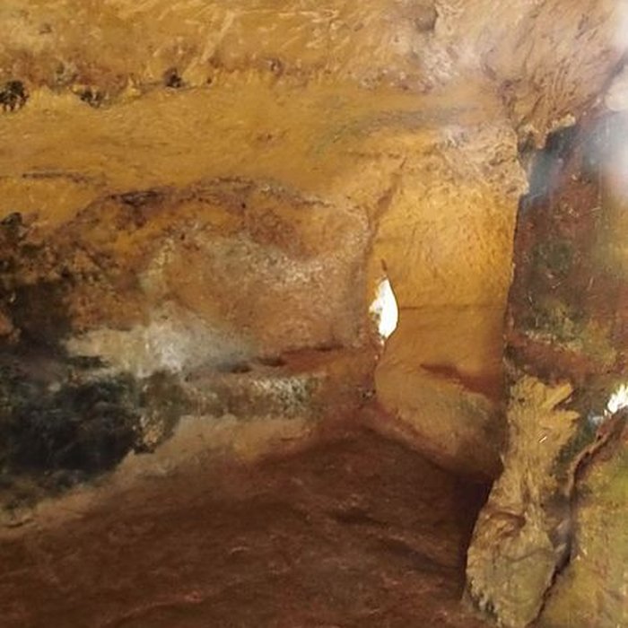 Photo de Grotte ornée de gravures prehistoriques, dite aussi Grotte du Sorcier