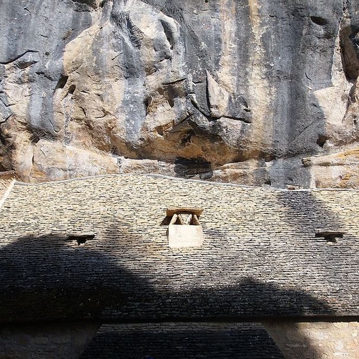 Photo de Grotte ornée de gravures prehistoriques, dite aussi Grotte du Sorcier