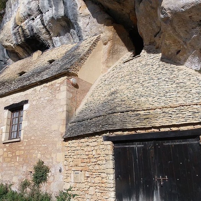 Photo de Grotte ornée de gravures prehistoriques, dite aussi Grotte du Sorcier