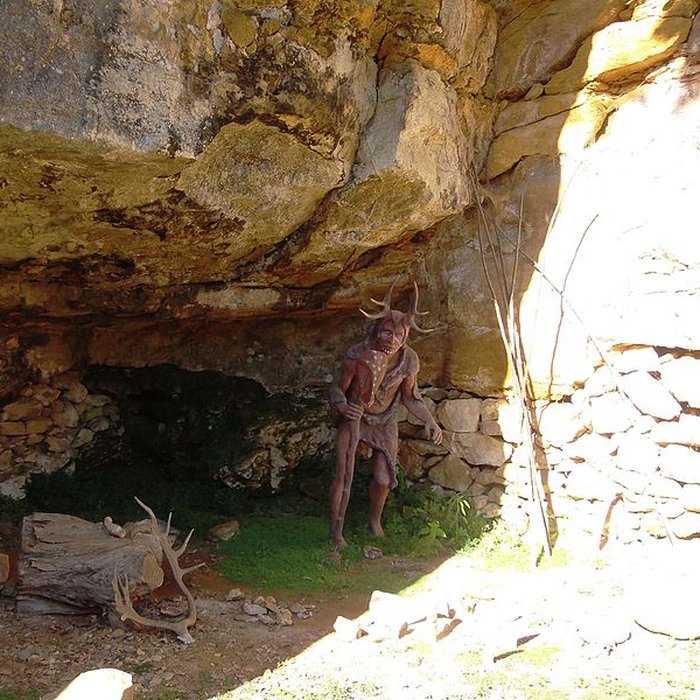 Photo de Grotte ornée de gravures prehistoriques, dite aussi Grotte du Sorcier