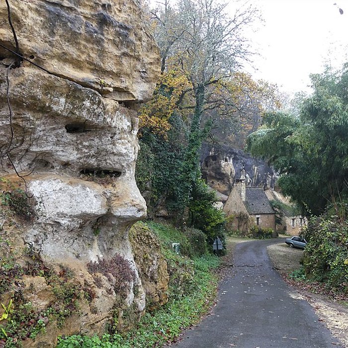 Photo de Grotte ornée de gravures prehistoriques, dite aussi Grotte du Sorcier