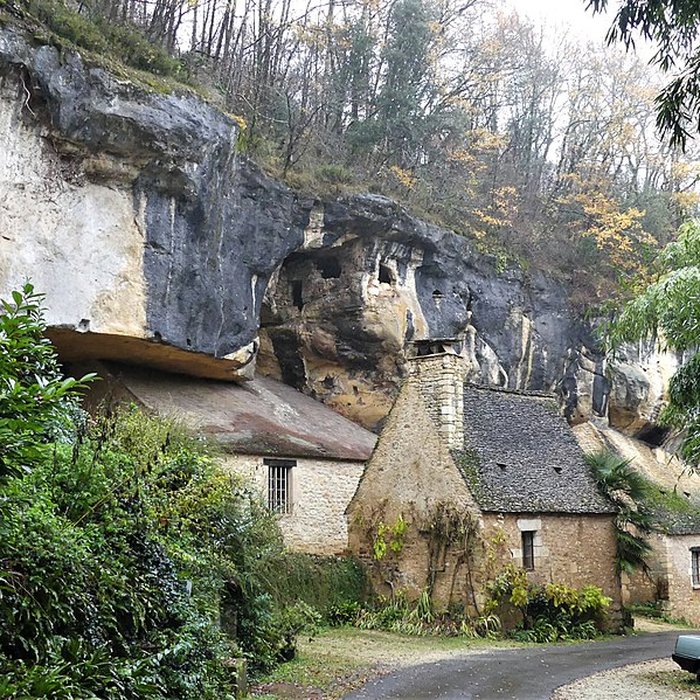 Photo de Grotte ornée de gravures prehistoriques, dite aussi Grotte du Sorcier