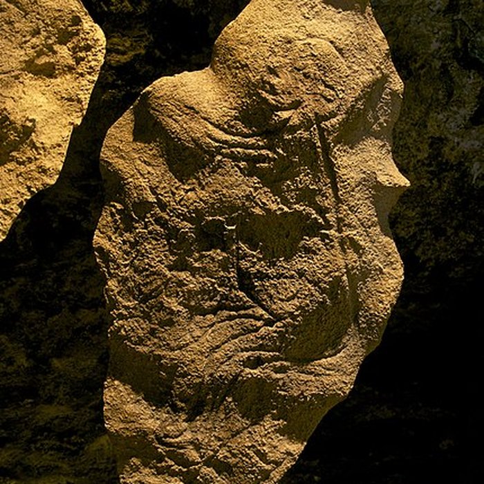 Photo de Grotte ornée de gravures prehistoriques, dite aussi Grotte du Sorcier