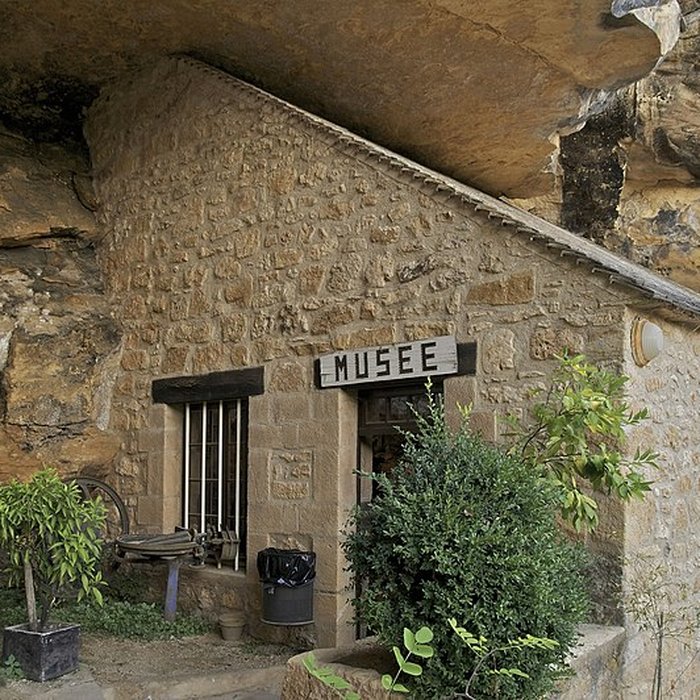 Photo de Grotte ornée de gravures prehistoriques, dite aussi Grotte du Sorcier