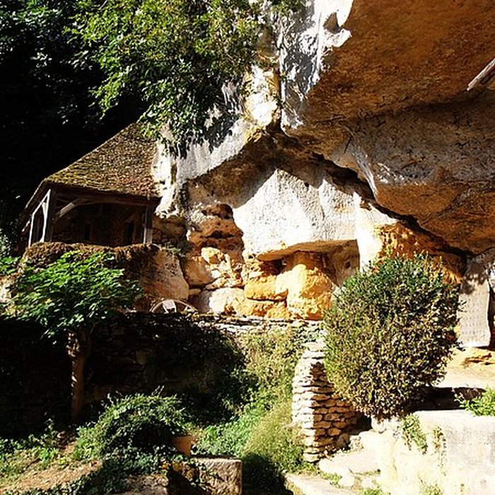 Photo de Grotte ornée de gravures prehistoriques, dite aussi Grotte du Sorcier