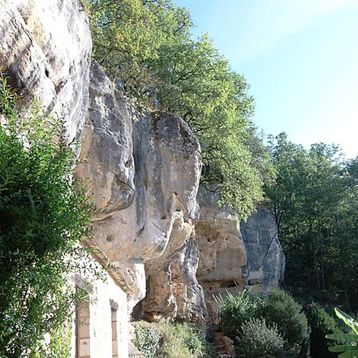 Photo de Grotte ornée de gravures prehistoriques, dite aussi Grotte du Sorcier