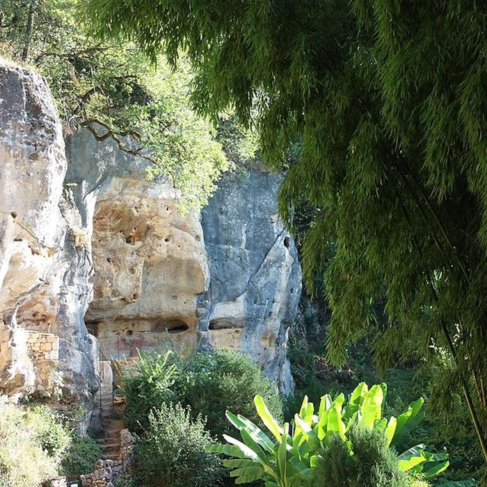 Photo de Grotte ornée de gravures prehistoriques, dite aussi Grotte du Sorcier