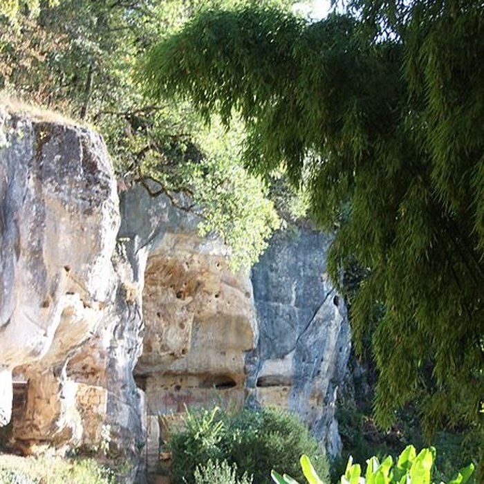 Photo de Grotte ornée de gravures prehistoriques, dite aussi Grotte du Sorcier