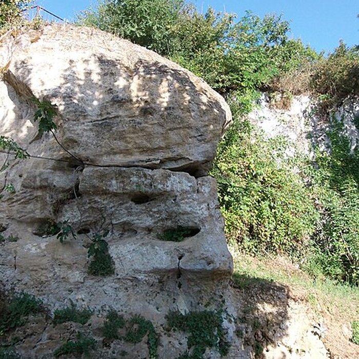 Photo de Grotte ornée de gravures prehistoriques, dite aussi Grotte du Sorcier