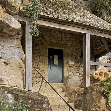grotte ornee de gravures prehistoriques dite aussi grotte du sorcier
