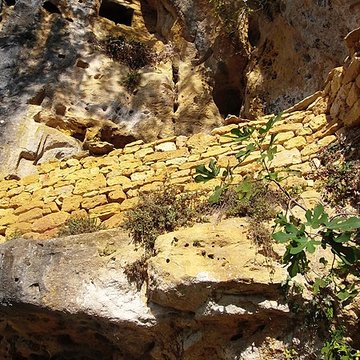 Grotte ornée de gravures prehistoriques, dite aussi Grotte du Sorcier