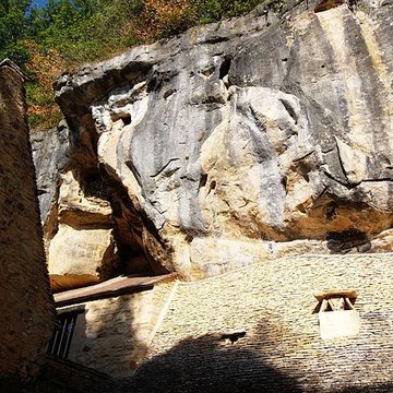 Grotte ornée de gravures prehistoriques, dite aussi Grotte du Sorcier