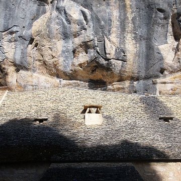Grotte ornée de gravures prehistoriques, dite aussi Grotte du Sorcier