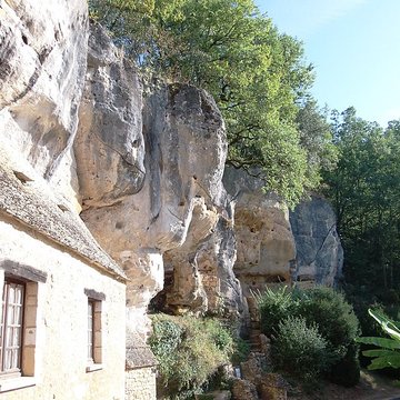 Grotte ornée de gravures prehistoriques, dite aussi Grotte du Sorcier