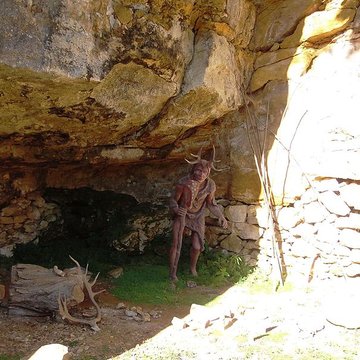 Grotte ornée de gravures prehistoriques, dite aussi Grotte du Sorcier