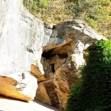 Grotte ornée de gravures prehistoriques, dite aussi Grotte du Sorcier