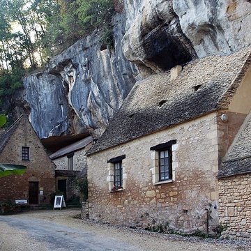 Grotte ornée de gravures prehistoriques, dite aussi Grotte du Sorcier