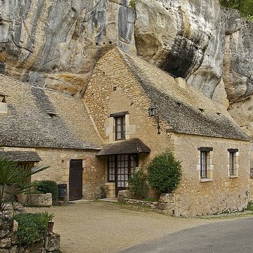 Grotte ornée de gravures prehistoriques, dite aussi Grotte du Sorcier
