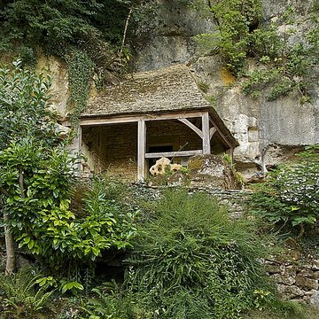 Grotte ornée de gravures prehistoriques, dite aussi Grotte du Sorcier