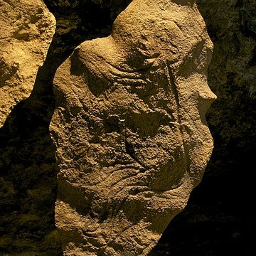 Grotte ornée de gravures prehistoriques, dite aussi Grotte du Sorcier
