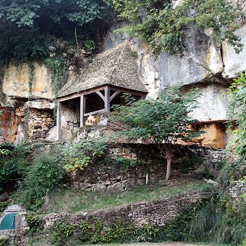 Grotte ornée de gravures prehistoriques, dite aussi Grotte du Sorcier
