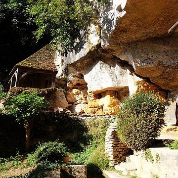 Grotte ornée de gravures prehistoriques, dite aussi Grotte du Sorcier