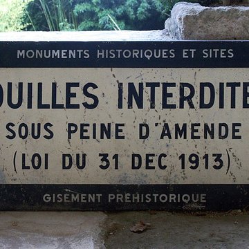 Grotte ornée de gravures prehistoriques, dite aussi Grotte du Sorcier