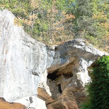 Grotte ornée de gravures prehistoriques, dite aussi Grotte du Sorcier