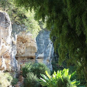 Grotte ornée de gravures prehistoriques, dite aussi Grotte du Sorcier