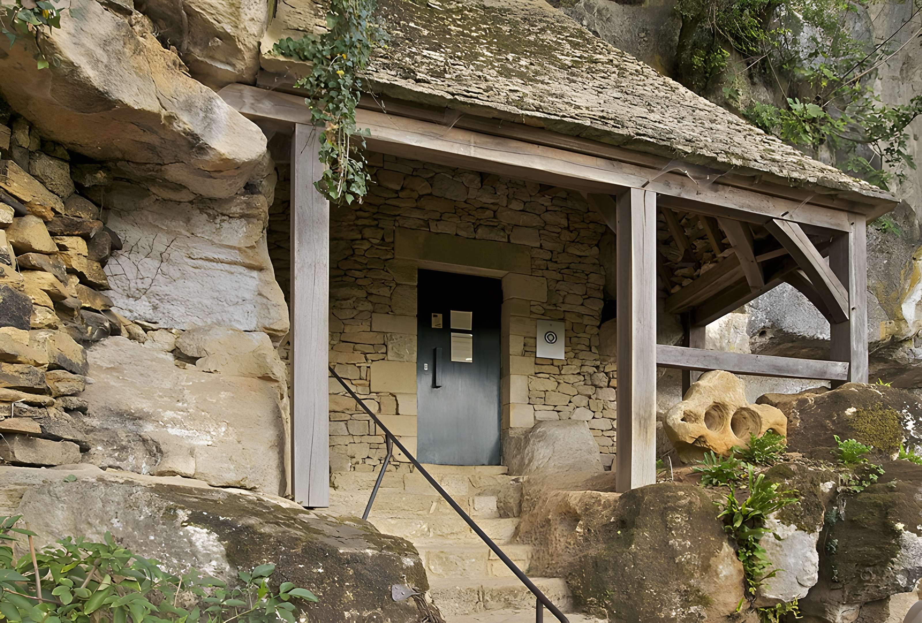 Grotte ornée de gravures prehistoriques, dite aussi Grotte du Sorcier