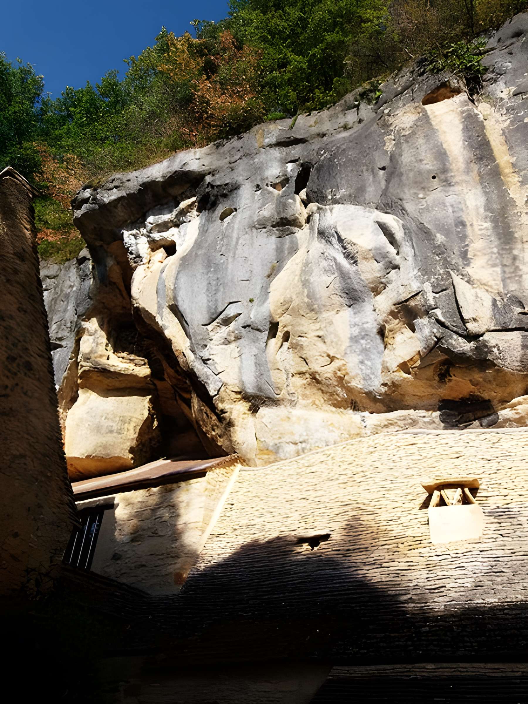 Grotte ornée de gravures prehistoriques, dite aussi Grotte du Sorcier