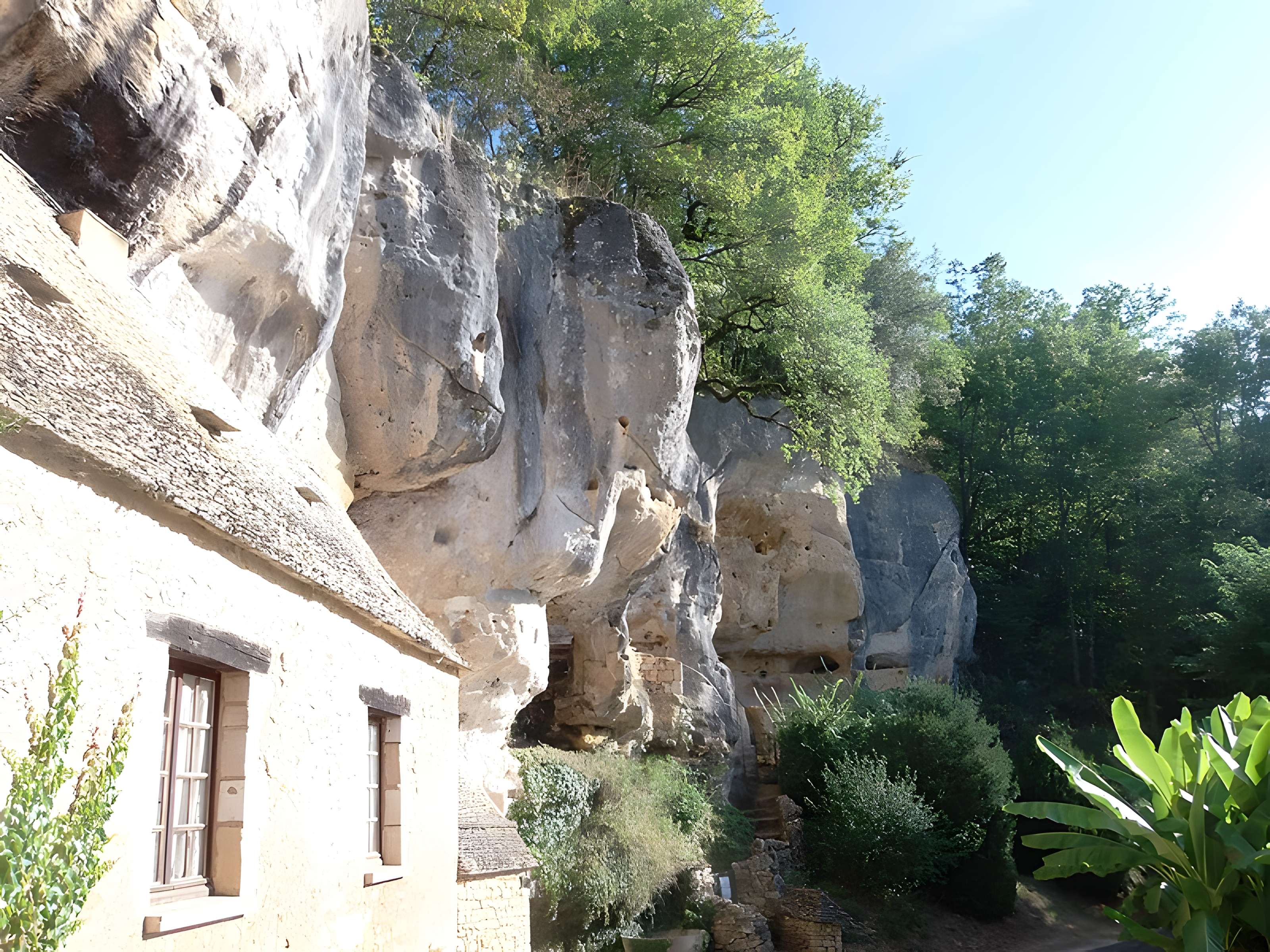 Grotte ornée de gravures prehistoriques, dite aussi Grotte du Sorcier