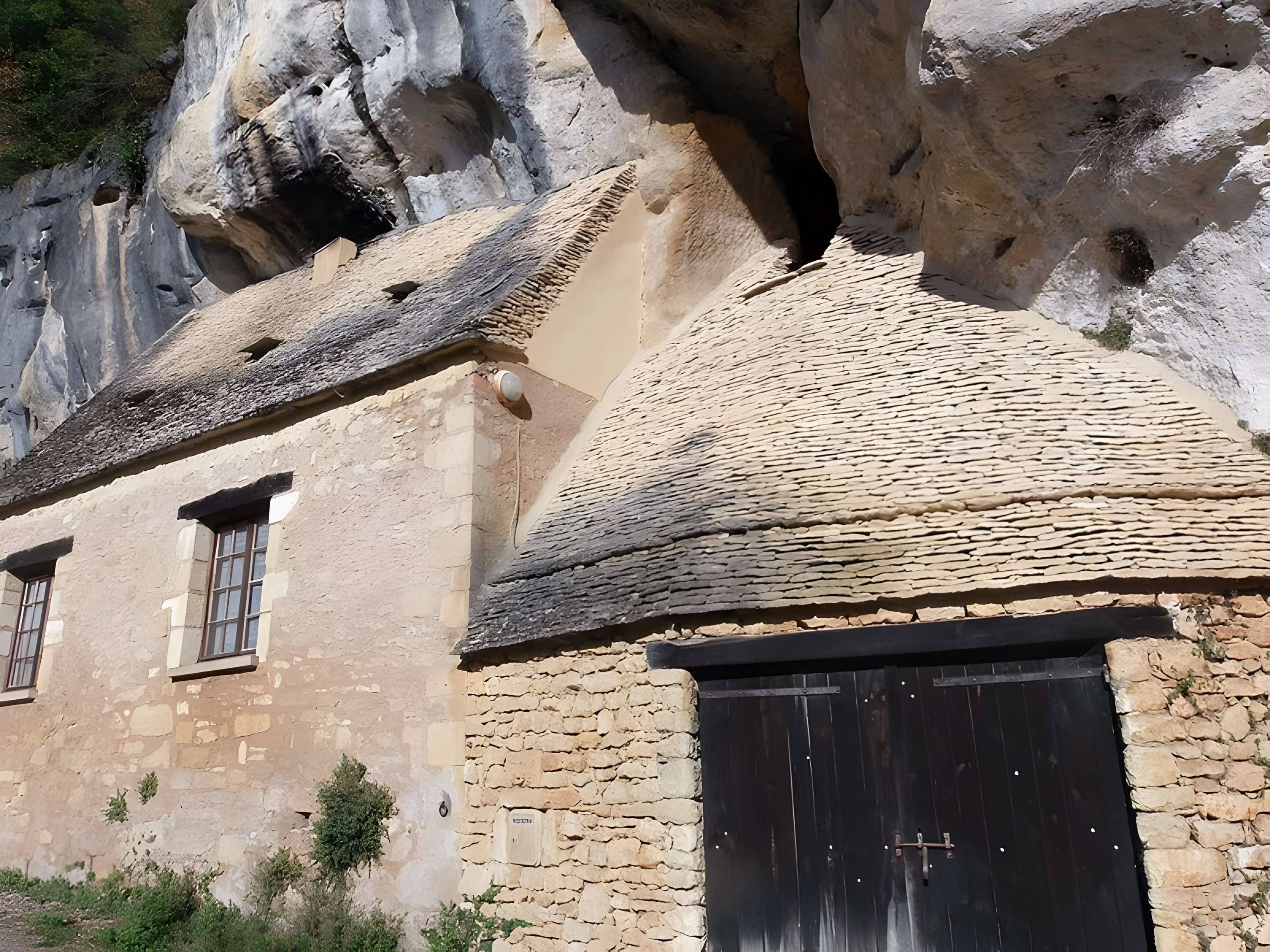 Grotte ornée de gravures prehistoriques, dite aussi Grotte du Sorcier