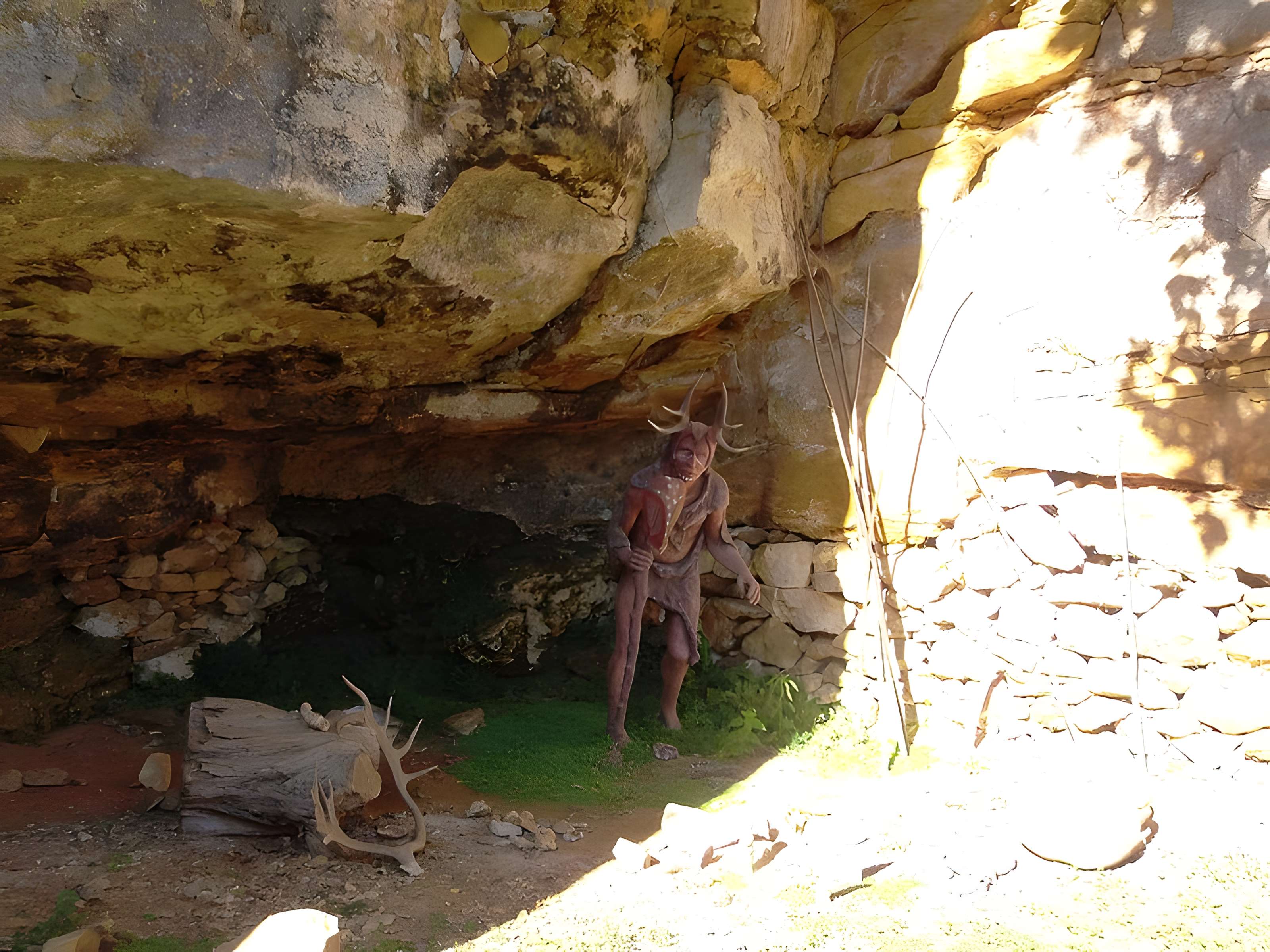 Grotte ornée de gravures prehistoriques, dite aussi Grotte du Sorcier