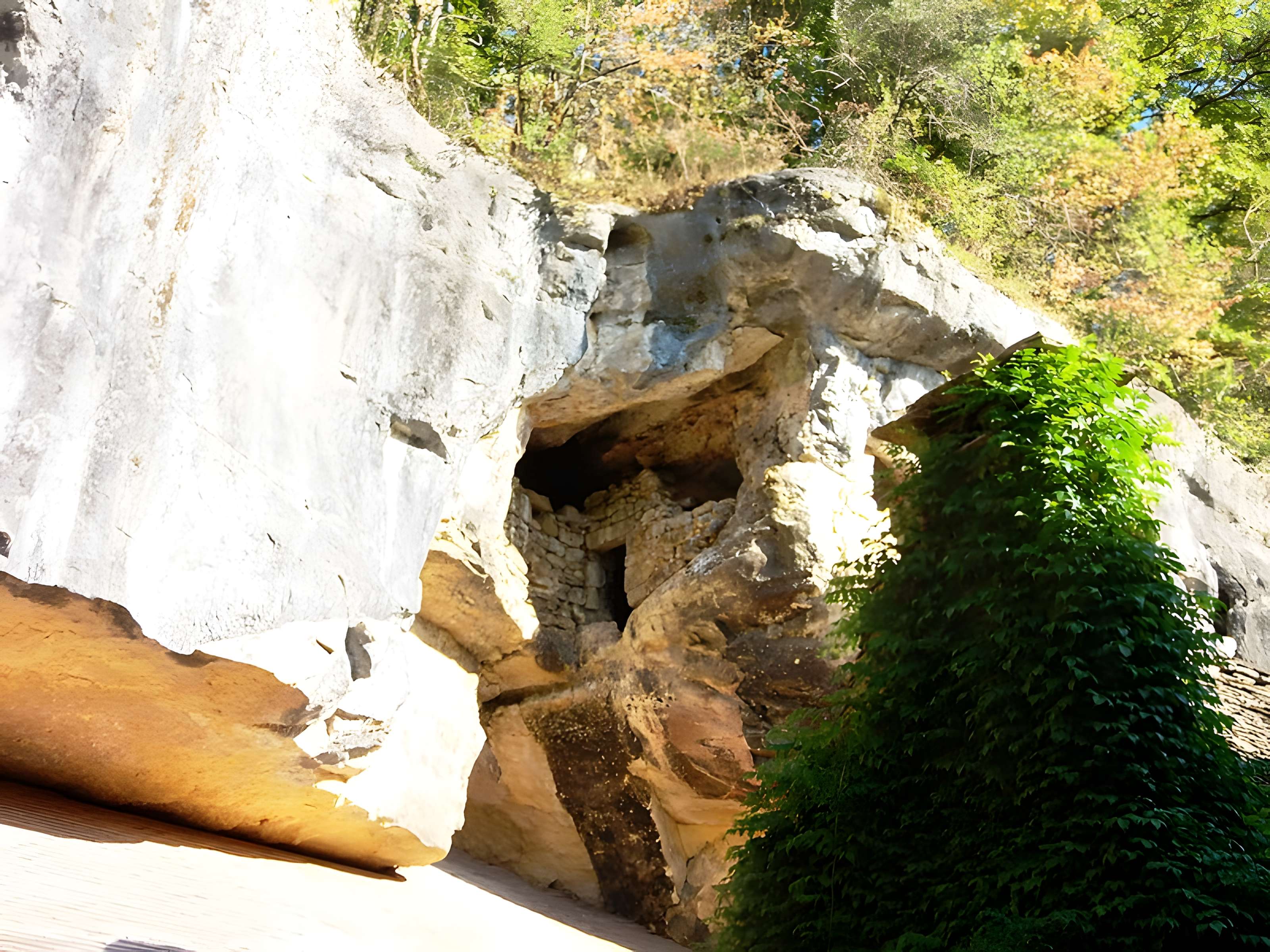 Grotte ornée de gravures prehistoriques, dite aussi Grotte du Sorcier