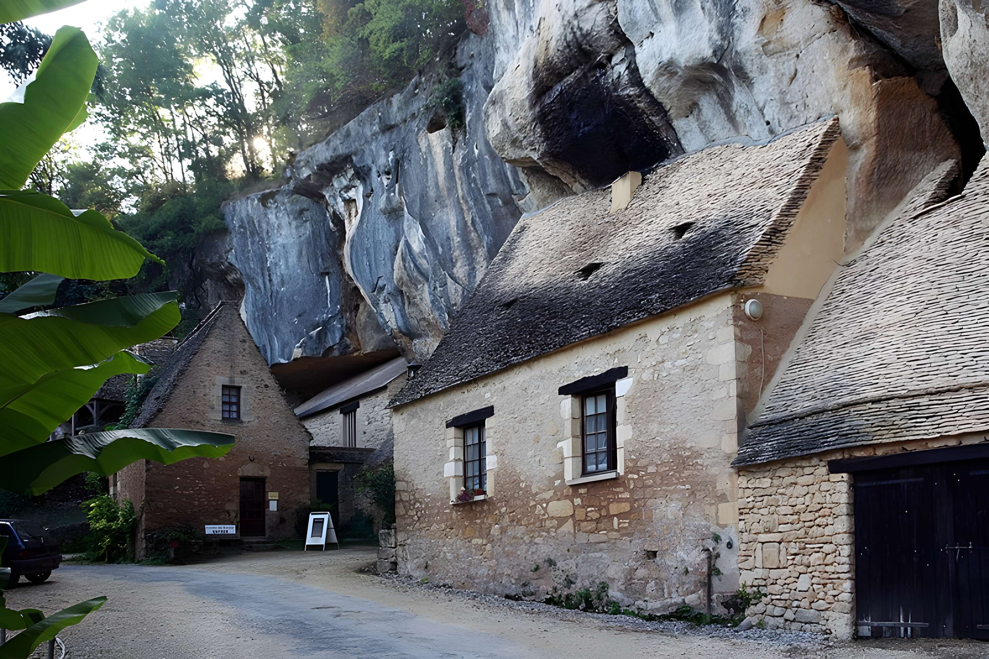 Grotte ornée de gravures prehistoriques, dite aussi Grotte du Sorcier