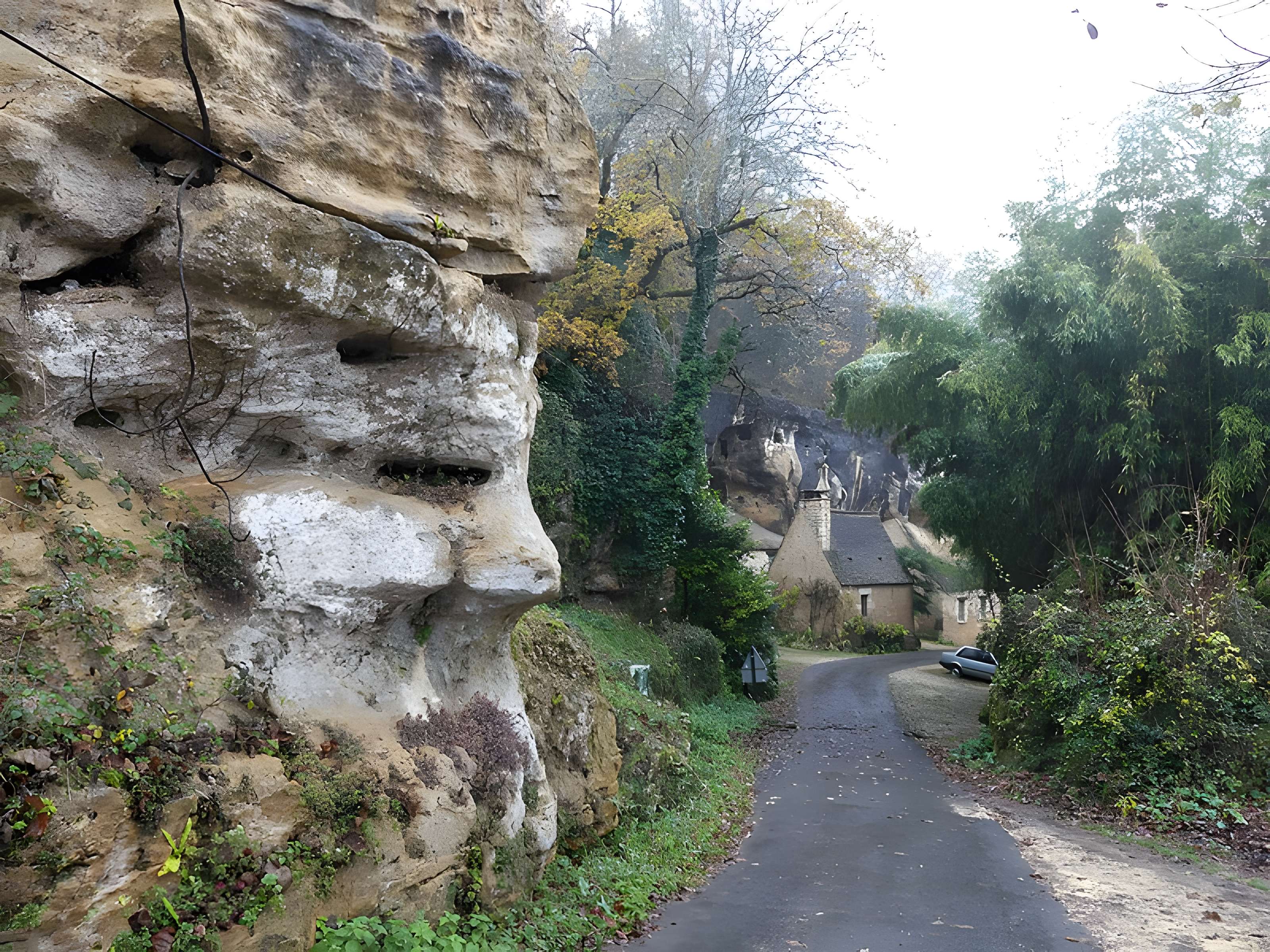 Grotte ornée de gravures prehistoriques, dite aussi Grotte du Sorcier