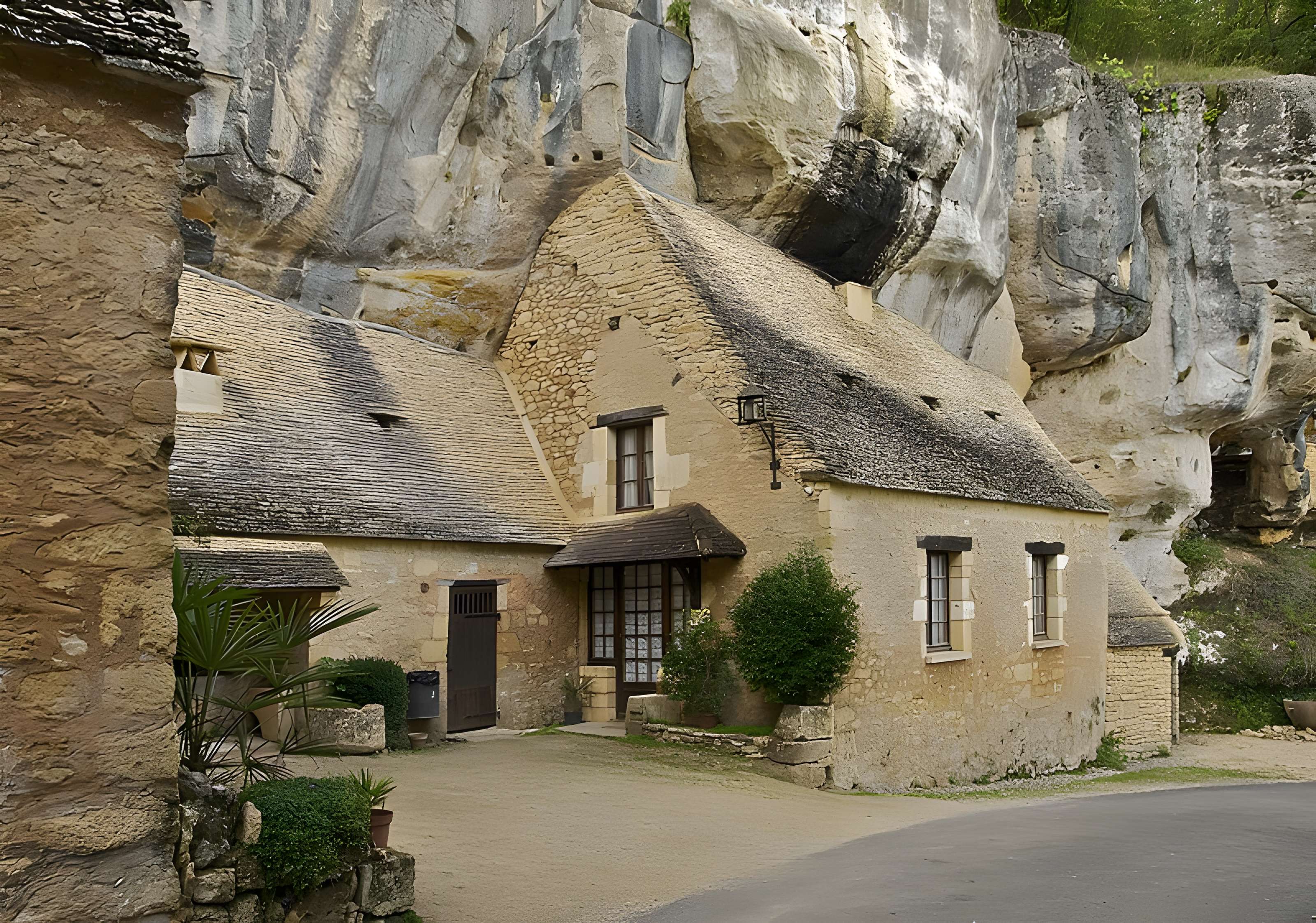 Grotte ornée de gravures prehistoriques, dite aussi Grotte du Sorcier