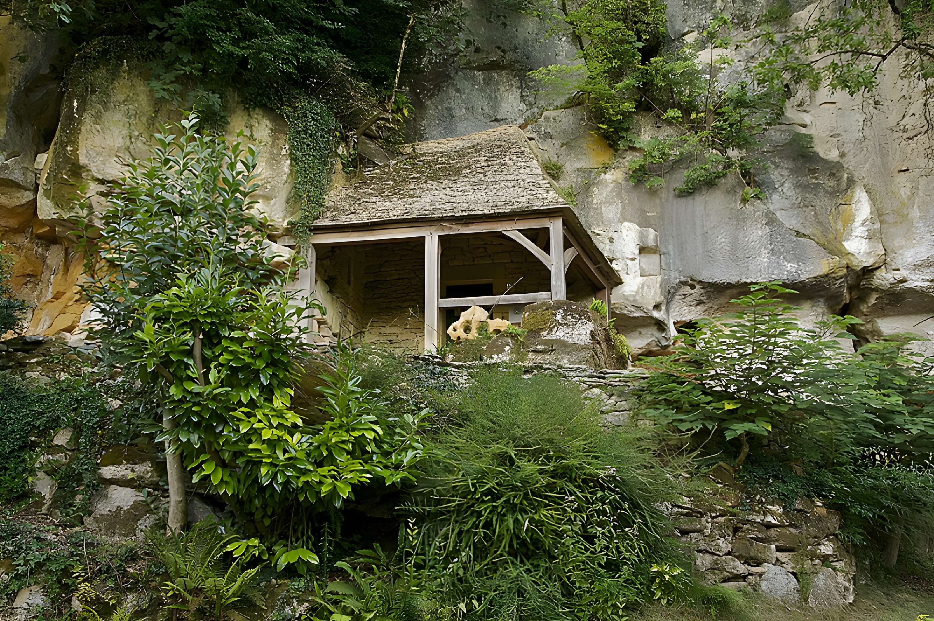Grotte ornée de gravures prehistoriques, dite aussi Grotte du Sorcier