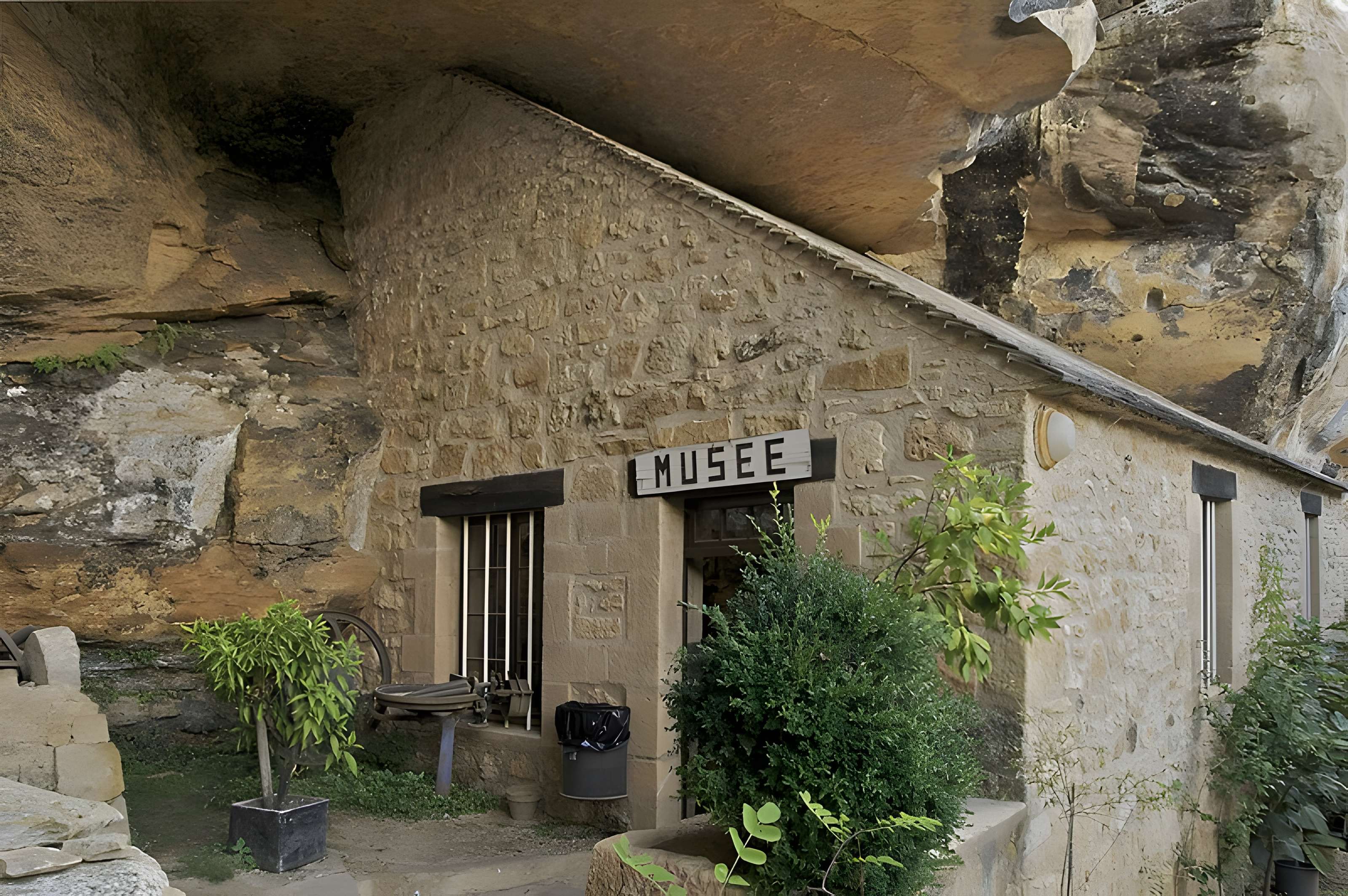 Grotte ornée de gravures prehistoriques, dite aussi Grotte du Sorcier