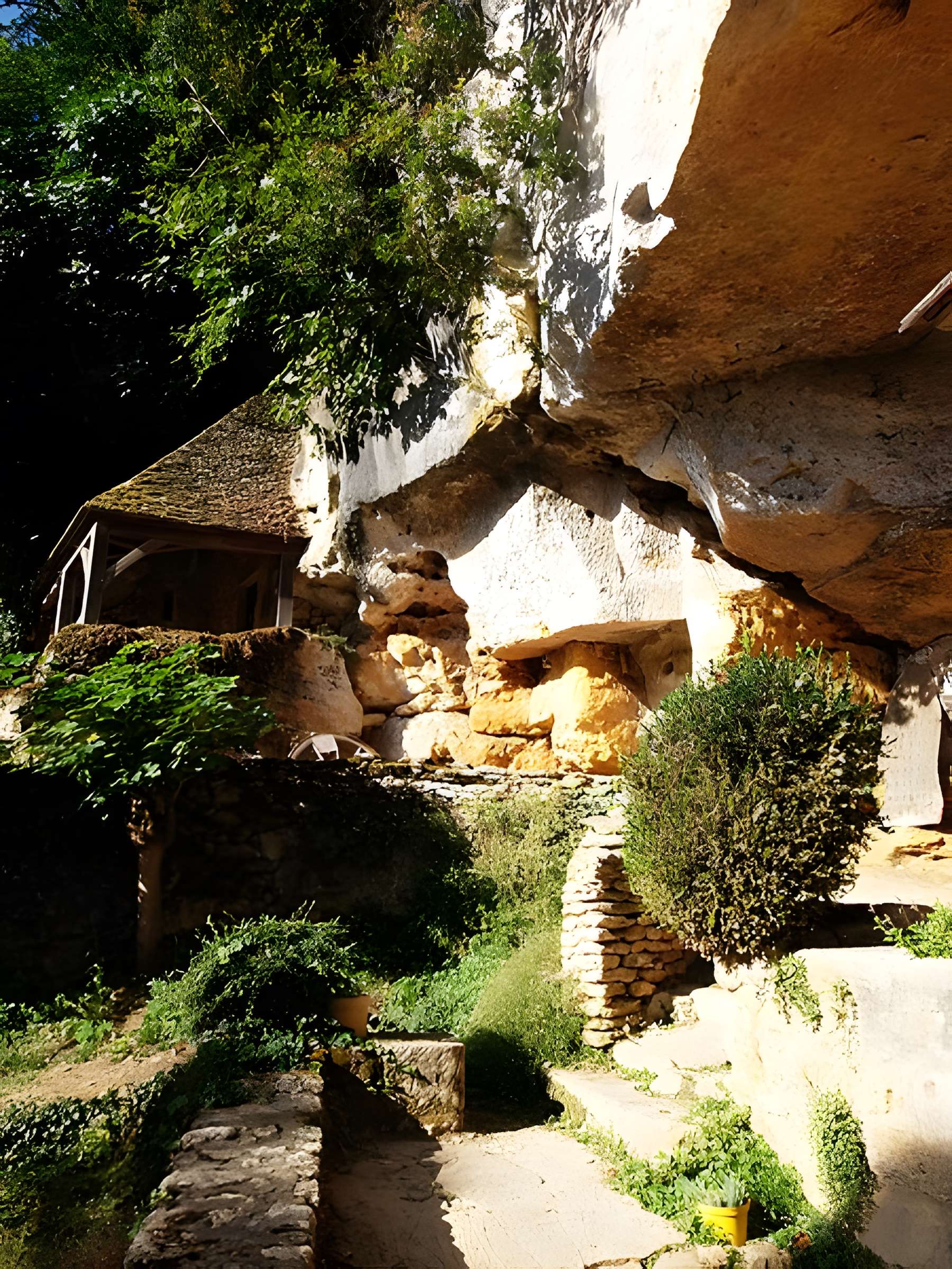 Grotte ornée de gravures prehistoriques, dite aussi Grotte du Sorcier
