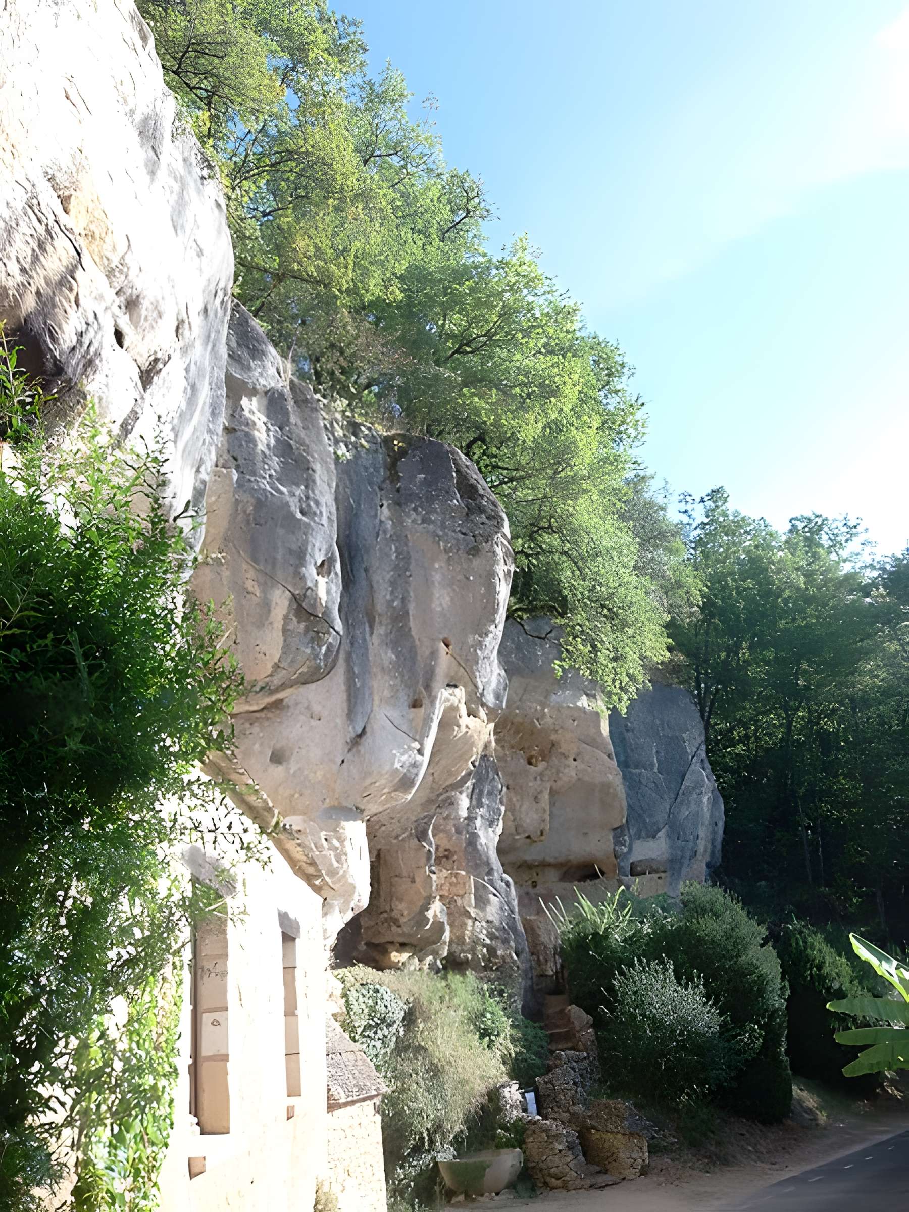 Grotte ornée de gravures prehistoriques, dite aussi Grotte du Sorcier