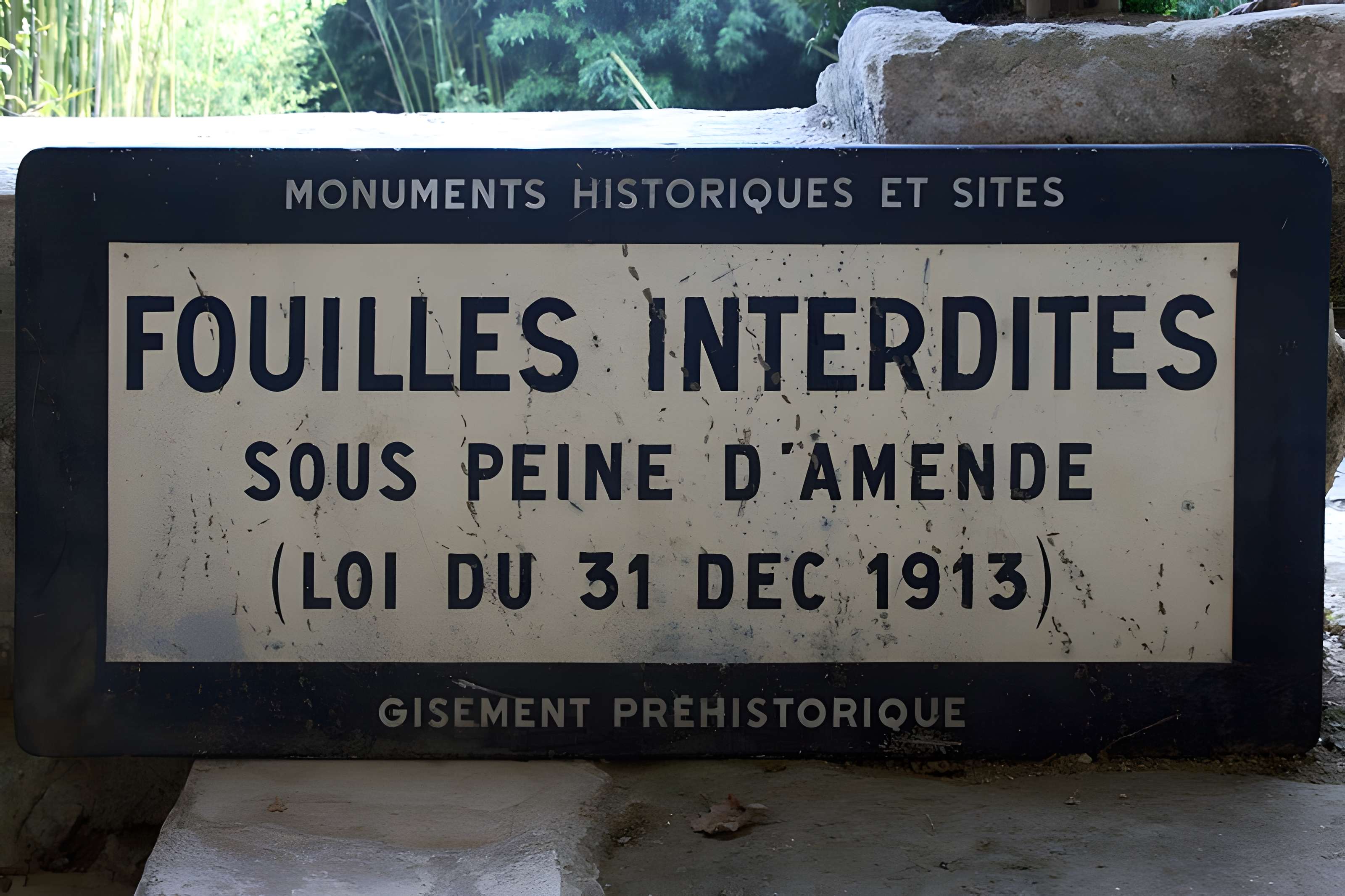 Grotte ornée de gravures prehistoriques, dite aussi Grotte du Sorcier